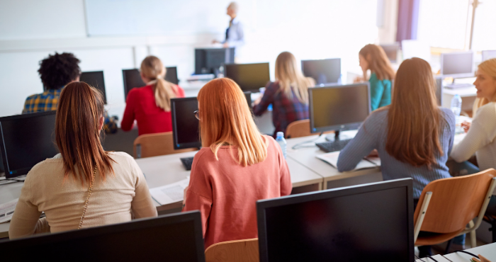 gdl-students-in-lecture-room-during-class